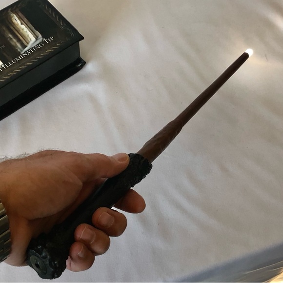 Harry Potter’s Wand That Lights Up 14 Inches long - Picture 9 of 16